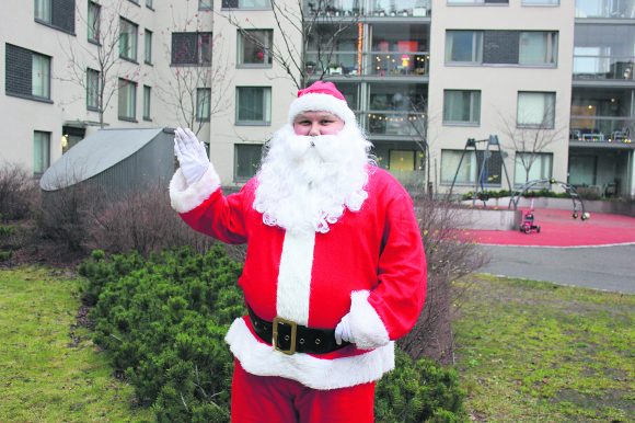 Jätkäsaarelainen joulupukki on nähnyt joulun muuttuvan: ”Lahjoja on  merkittävästi enemmän” – Jätkäsaari-Ruoholahti